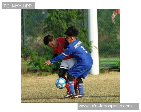 足球运动员的成长之路：从青训营到职业赛场的奋斗与荣耀